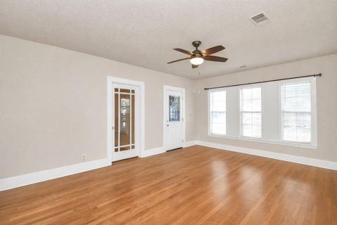 Photo of 1433 Scharpe Street, Houston, TX 77023 (MLS # 72158204)