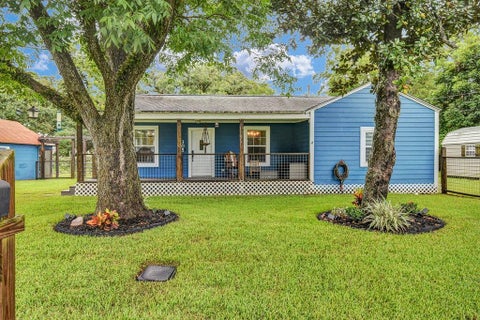 Photo of 305 South 15th Street, West Columbia, TX 77486 (MLS # 13893855)