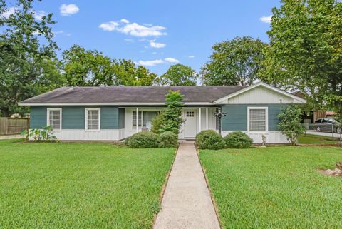Photo of 2508 W Elvinta Street, Baytown, TX 77520 (MLS # 60096027)