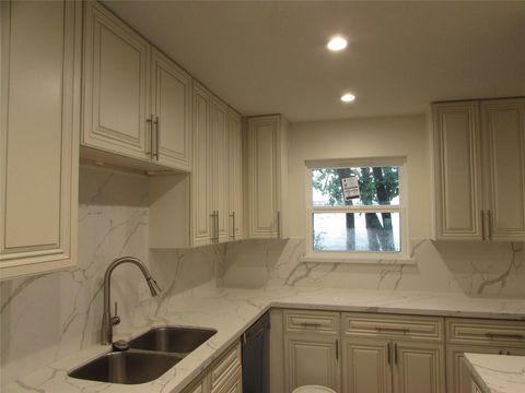 Photo of 201 Vanderpool Lane #26, Houston, TX 77024 (MLS # 85506130)