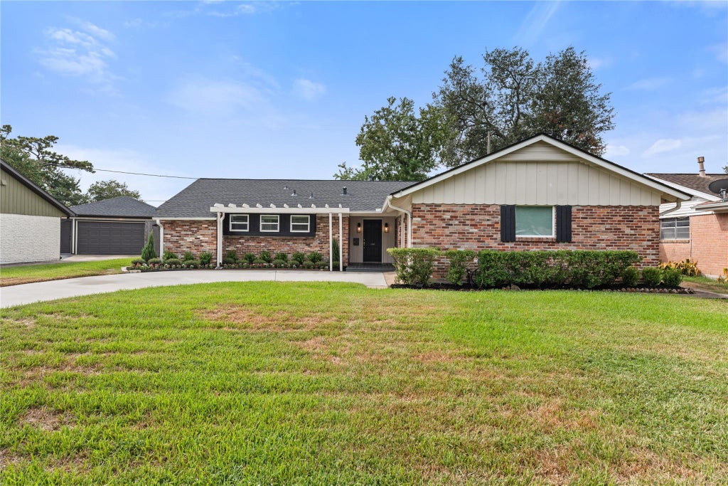 Photo of 2302 Willowby Drive, Houston, TX 77008 (MLS # 56019996)