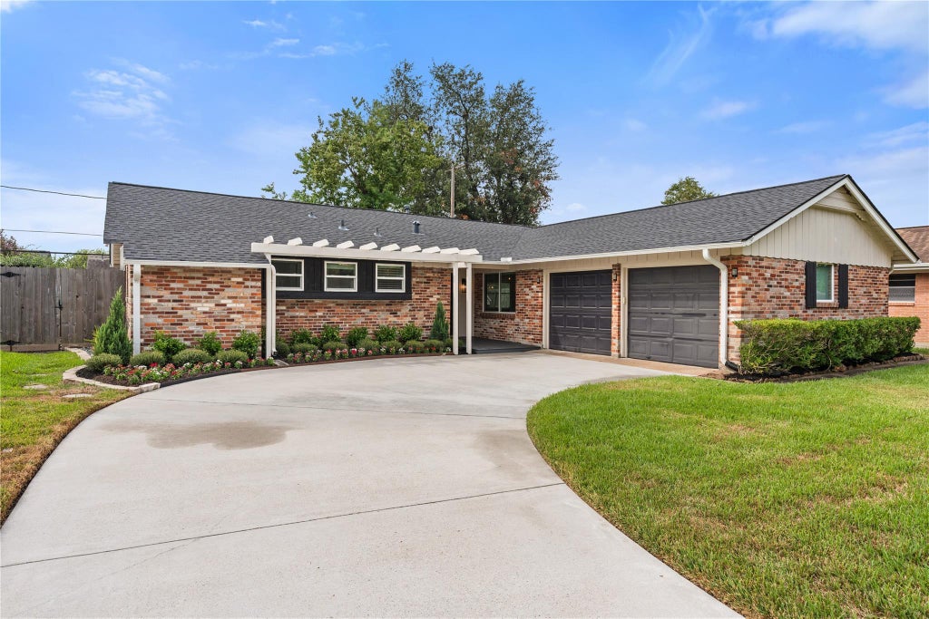 Photo of 2302 Willowby Drive, Houston, TX 77008 (MLS # 56019996)