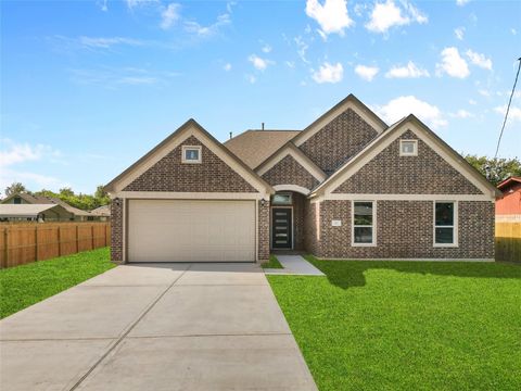 Photo of 811 E Main Street, La Porte, TX 77571 (MLS # 32415109) Photo of 811 E Main Street, La Porte, TX 77571 (MLS # 32415109)