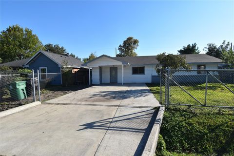 Photo of 206 Arnett Lane, Houston, TX 77037 (MLS # 11093648)