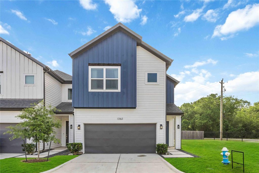 Photo of 13139 Perennial Springs Drive, Houston, TX 77048 (MLS # 28738299)