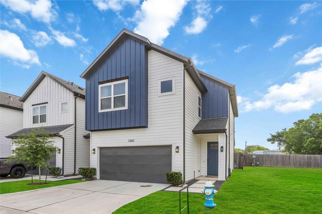 Photo of 13139 Perennial Springs Drive, Houston, TX 77048 (MLS # 28738299)