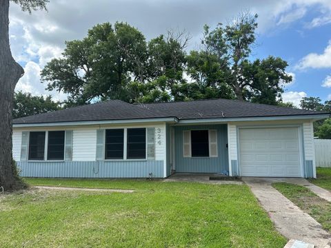 Photo of 324 Acacia Street, Lake Jackson, TX 77566 (MLS # 87876103)