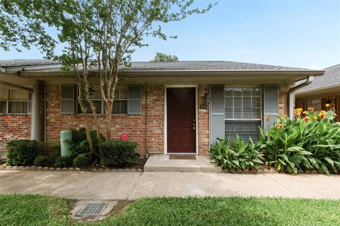 Photo of 233 W Tri Oaks Lane 0233, Houston, TX 77043 (MLS # 85714236)