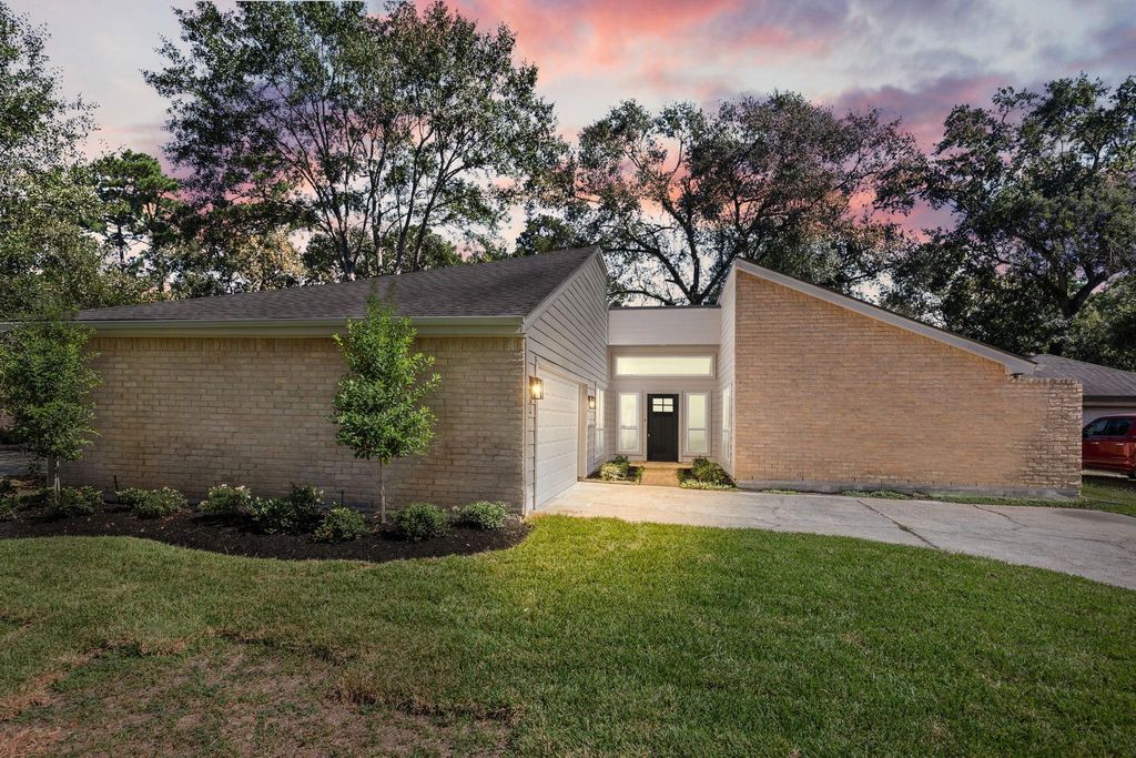 Photo of 3506 Glenwood Springs Drive, Houston, TX 77345 (MLS # 71399979)
