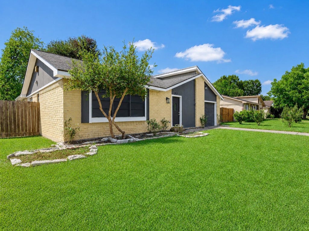 Photo of 2711 Pheasant Creek Drive, Sugar Land, TX 77498 (MLS # 96156287)