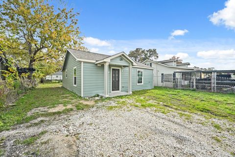 Photo of 1007 Gazin Street, Houston, TX 77020 (MLS # 15095844)