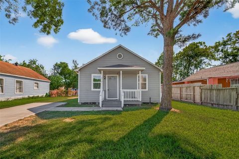 Photo of 2313 35th Avenue N, Texas City, TX 77590 (MLS # 10780032)