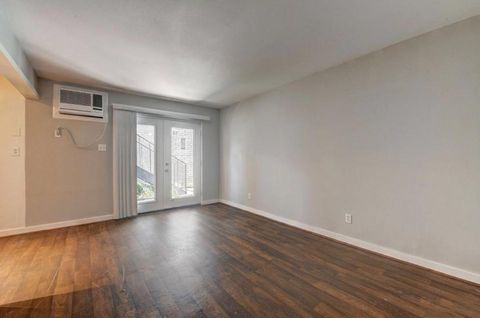 Photo of 2322 Dunlavy Street #6, Houston, TX 77006 (MLS # 90312614)