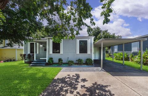 Photo of 911 N 14th Avenue N, Texas City, TX 77590 (MLS # 66328184)