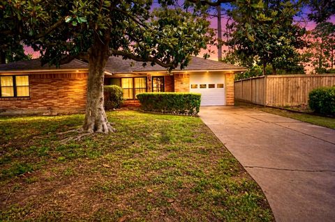 Photo of 2211 Hialeah Drive, Houston, TX 77018 (MLS # 77705111)