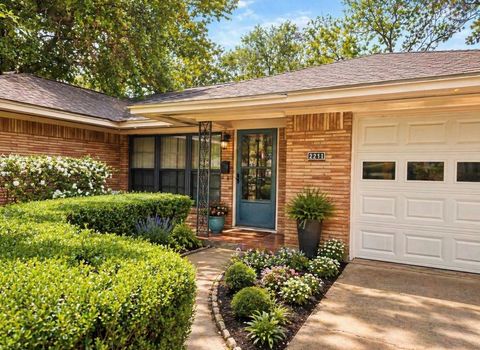 Photo of 2211 Hialeah Drive, Houston, TX 77018 (MLS # 77705111)