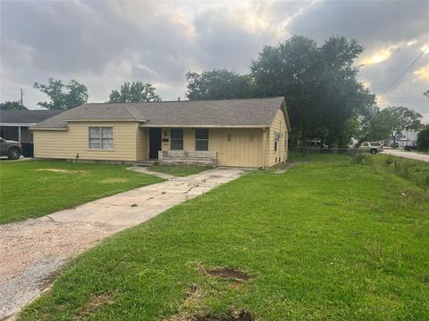 Photo of 8702 Tewantin Drive, Houston, TX 77061 (MLS # 56504738)