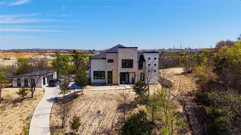Photo of 601 Canyon Creek Trail, Fort Worth, TX 76112 (MLS # 14933441)