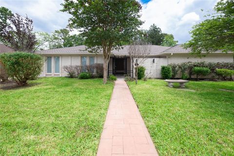 Photo of 7546 Maple Tree Drive, Houston, TX 77088 (MLS # 25384119)