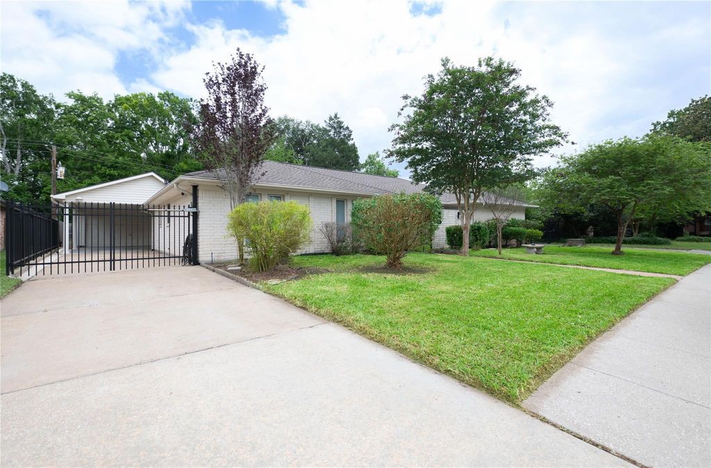 Photo of 7546 Maple Tree Drive, Houston, TX 77088 (MLS # 25384119)