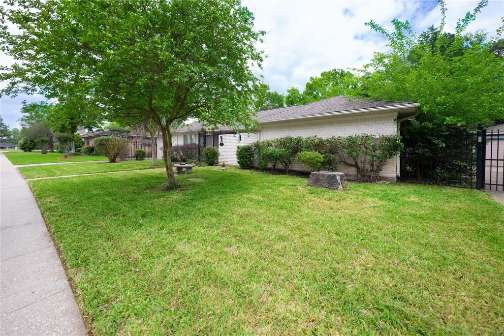 Photo of 7546 Maple Tree Drive, Houston, TX 77088 (MLS # 25384119)