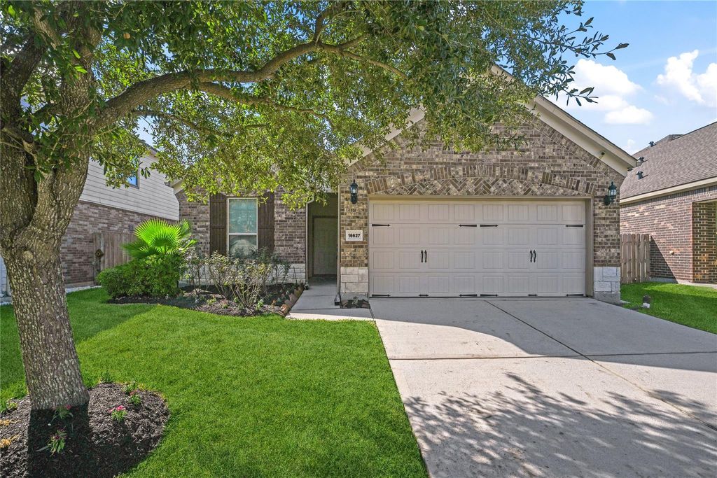 Photo of 16627 Lake Aquilla Lane, Houston, TX 77044 (MLS # 24571696)