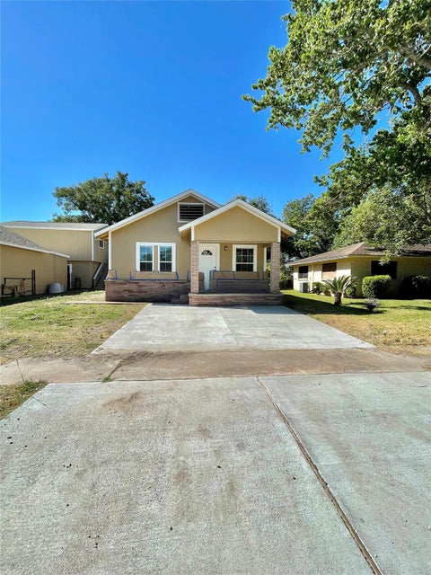 Photo of 305 N Avenue A, Freeport, TX 77541 (MLS # 88812609)