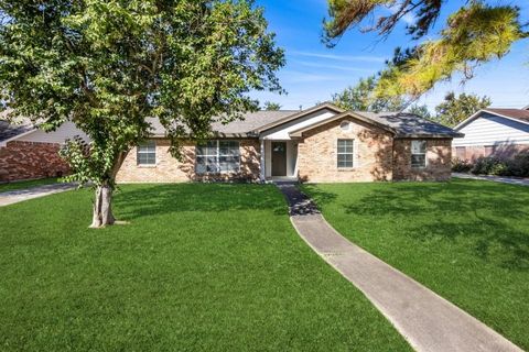 Photo of 5618 Willowbend Boulevard, Houston, TX 77096 (MLS # 21108617)