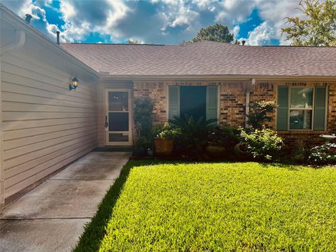 Photo of 667 E Country Grove Circle, Pearland, TX 77584 (MLS # 15922826)