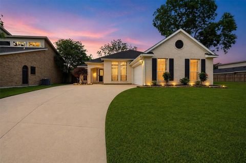 Photo of 10707 Crestfield Court, Houston, TX 77070 (MLS # 23071658)