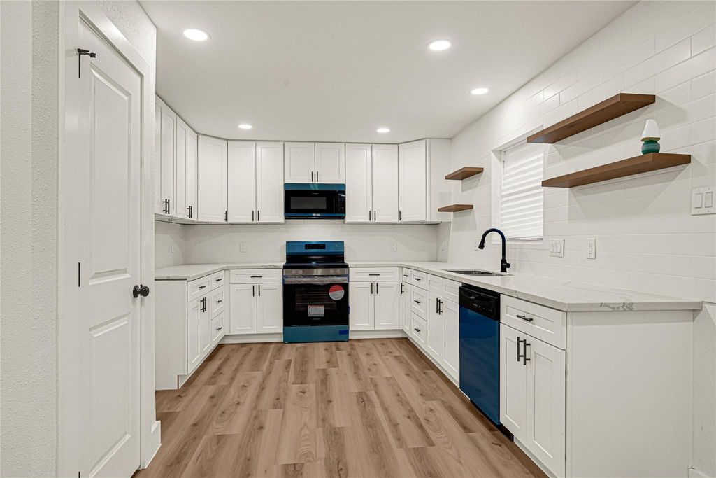 Photo of 5827 Heron Drive, Houston, TX 77033 (MLS # 85658776)