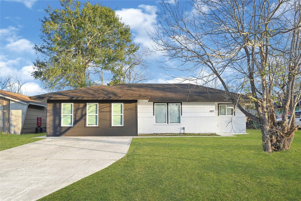 Photo of 5827 Heron Drive, Houston, TX 77033 (MLS # 85658776)