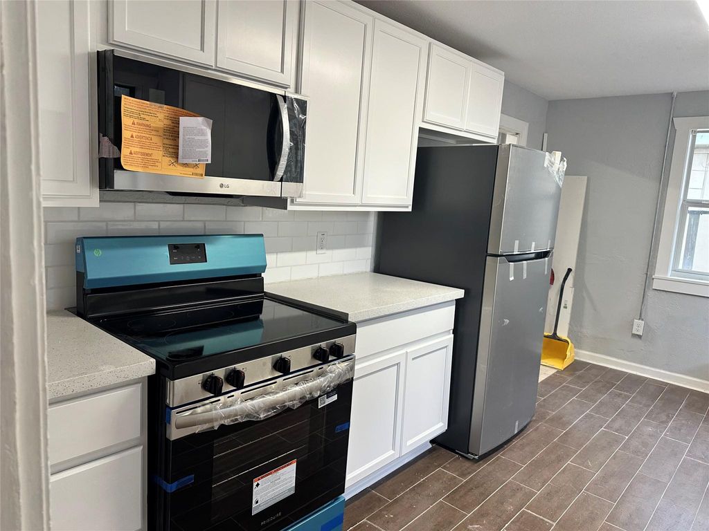 Photo of 912 W Cleveland Street, Alvin, TX 77511 (MLS # 33260887)