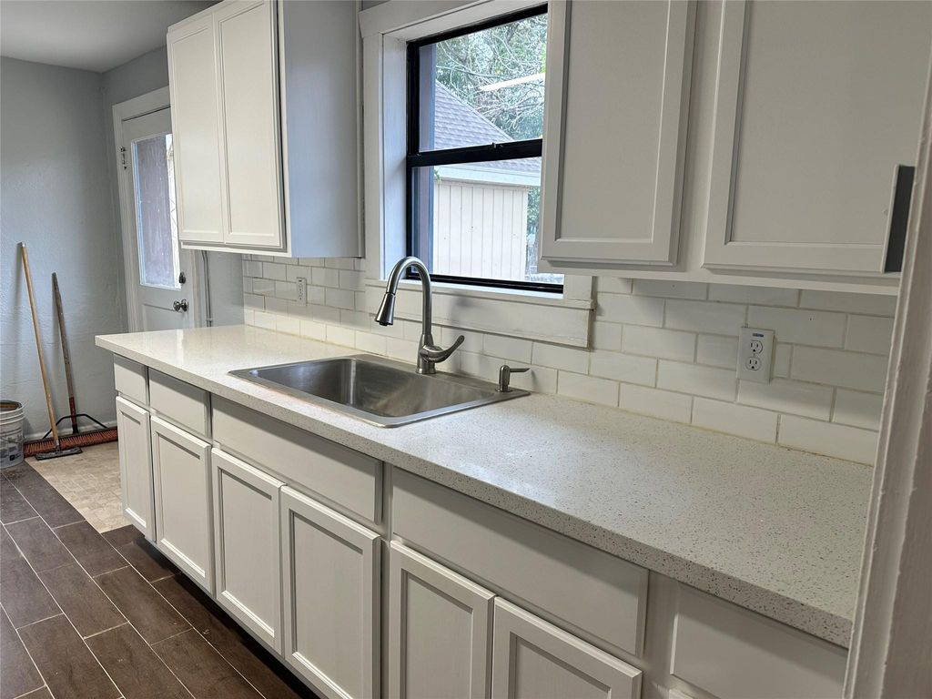 Photo of 912 W Cleveland Street, Alvin, TX 77511 (MLS # 33260887)