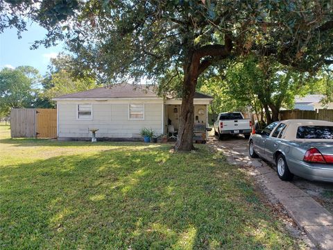Photo of 1302 Thomas Avenue, Pasadena, TX 77506 (MLS # 97956841)
