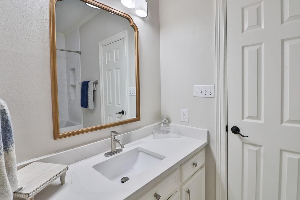 Giddings, Texas 78942, United States, 6 Bedrooms Bedrooms, ,5 BathroomsBathrooms,Residential,Active,220805