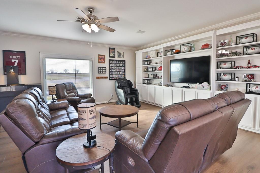 Giddings, Texas 78942, United States, 6 Bedrooms Bedrooms, ,5 BathroomsBathrooms,Residential,Active,220805