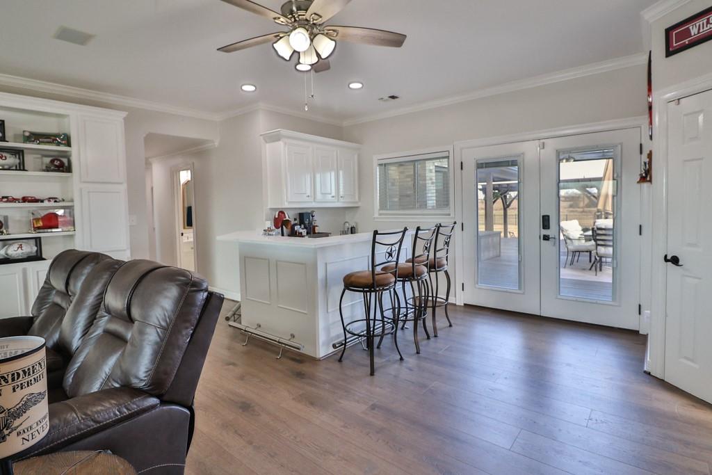 Giddings, Texas 78942, United States, 6 Bedrooms Bedrooms, ,5 BathroomsBathrooms,Residential,Active,220805