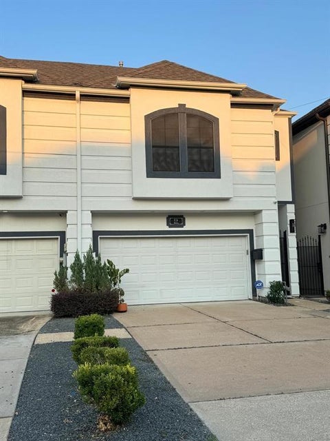Townhouse For Rent - 824 Birdsall Street<br/> Houston, TX 77007