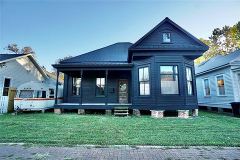 Photo of 2215 Kane Street, Houston, TX 77007 (MLS # 72152612)