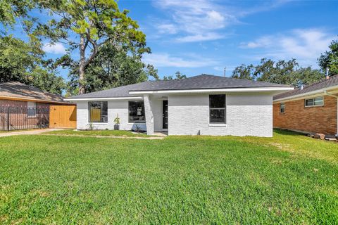 Photo of 4718 W 43rd Street, Houston, TX 77092 (MLS # 18810809)