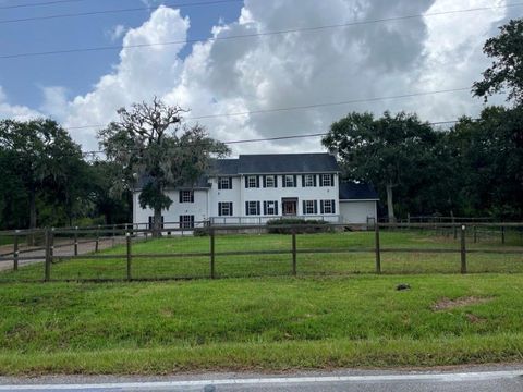 Photo of 329 Buffalo Trail, Lake Jackson, TX 77566 (MLS # 36694748)