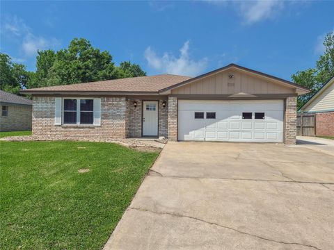 Photo of 518 Walnut Street, Lake Jackson, TX 77566 (MLS # 37497251)