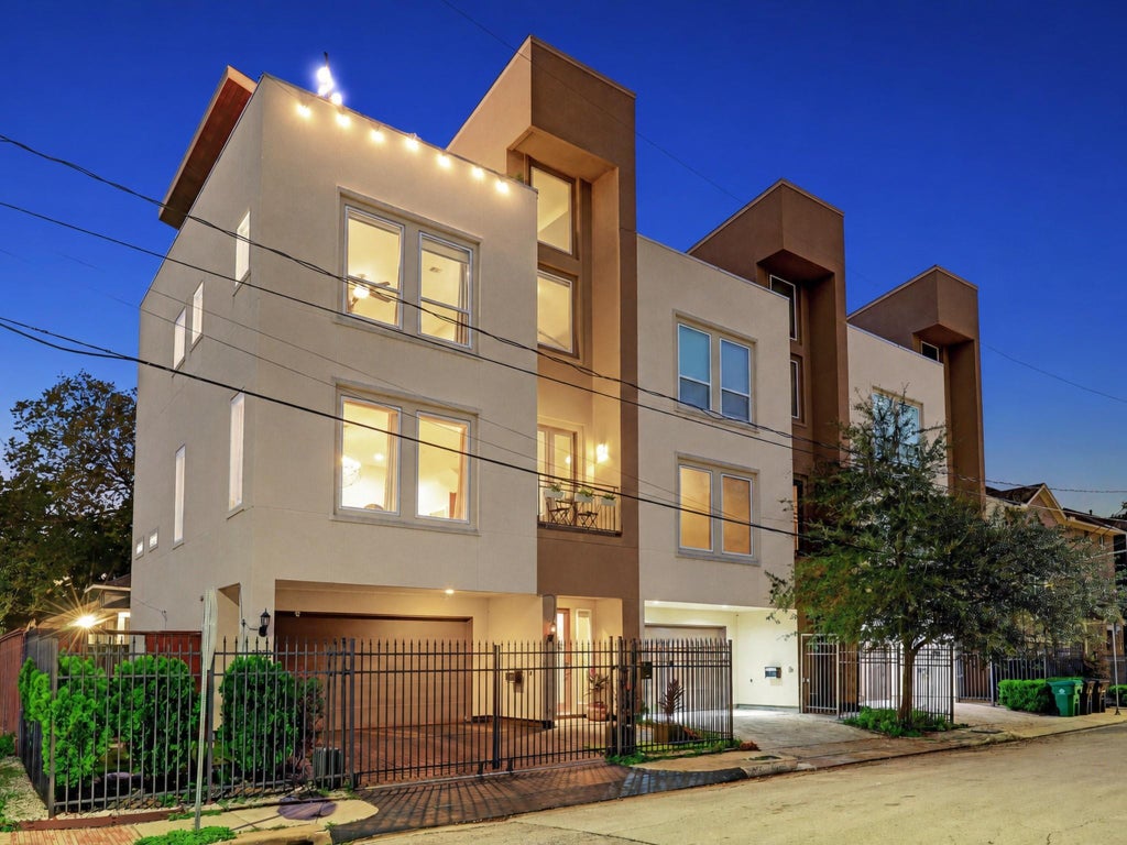 Photo of 2022 Converse Street, Houston, TX 77006 (MLS # 23170542)
