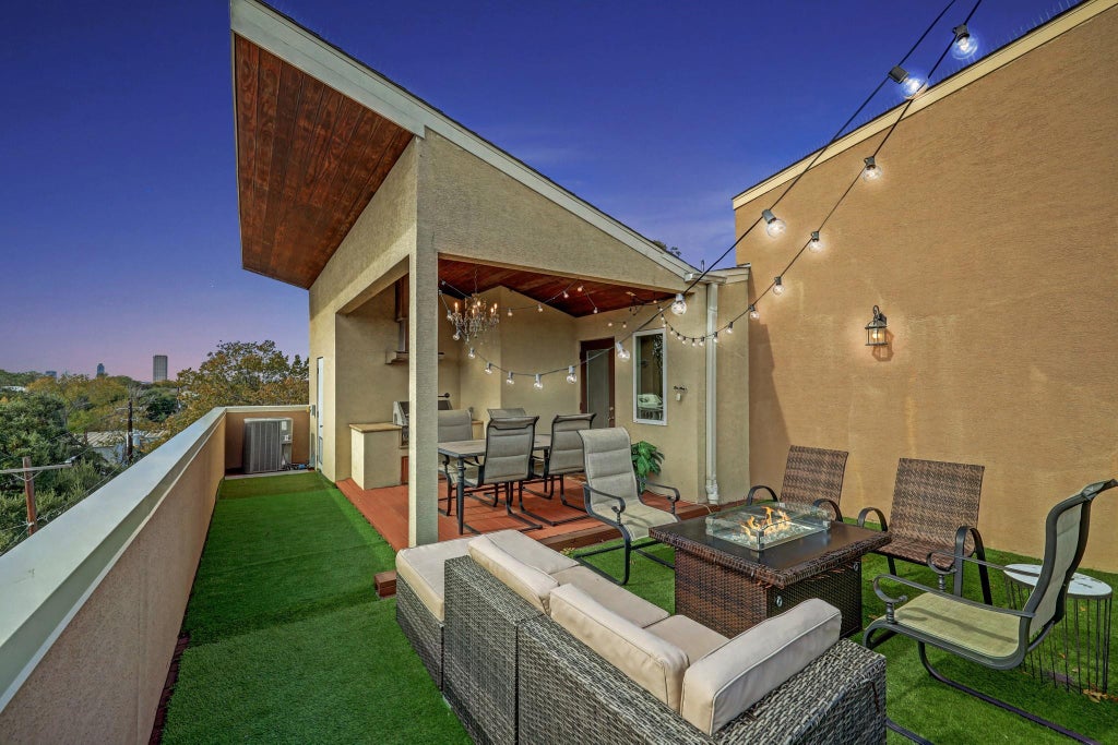 Photo of 2022 Converse Street, Houston, TX 77006 (MLS # 23170542)