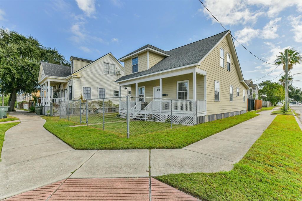 Photo of 2727 Avenue K, Galveston, TX 77550 (MLS # 52180001)