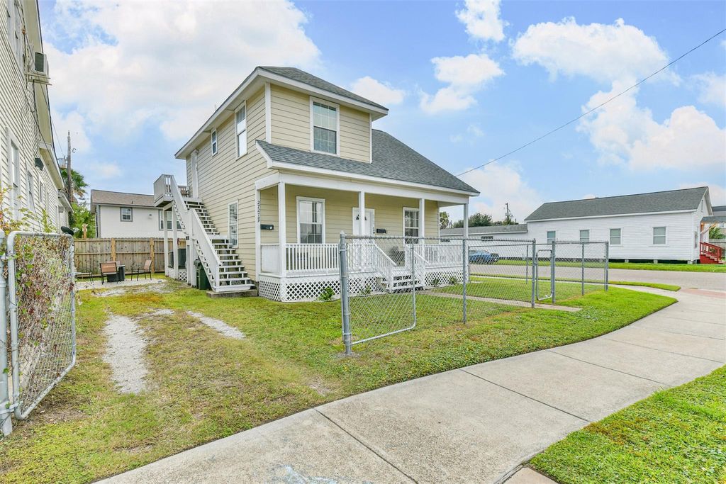 Photo of 2727 Avenue K, Galveston, TX 77550 (MLS # 52180001)