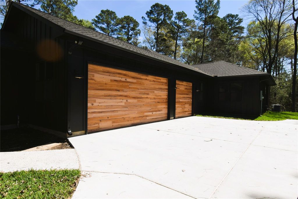 Photo of 4 Lake Forest Drive, Conroe, TX 77384 (MLS # 69185605)