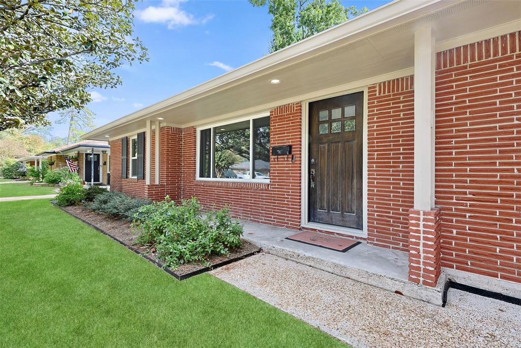 Photo of 2015 Woodcrest Drive, Houston, TX 77018 (MLS # 34483619)