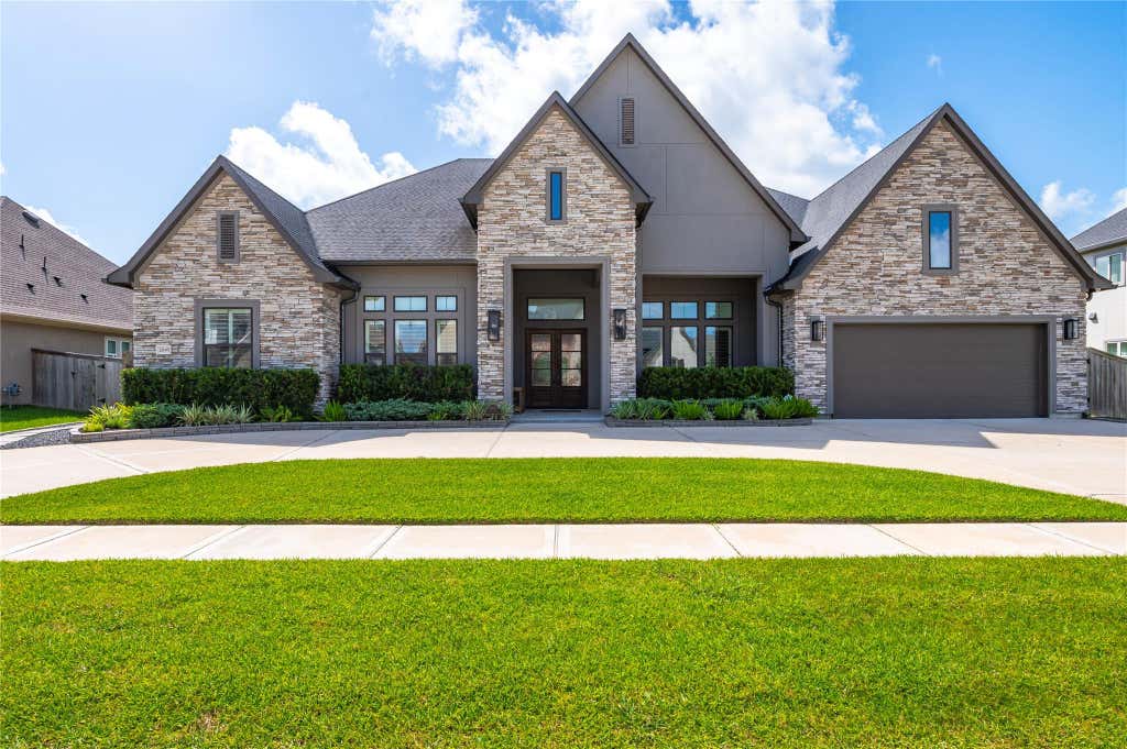 Photo of 2005 Yellowstone Trail, Friendswood, TX 77546 (MLS # 94704416)